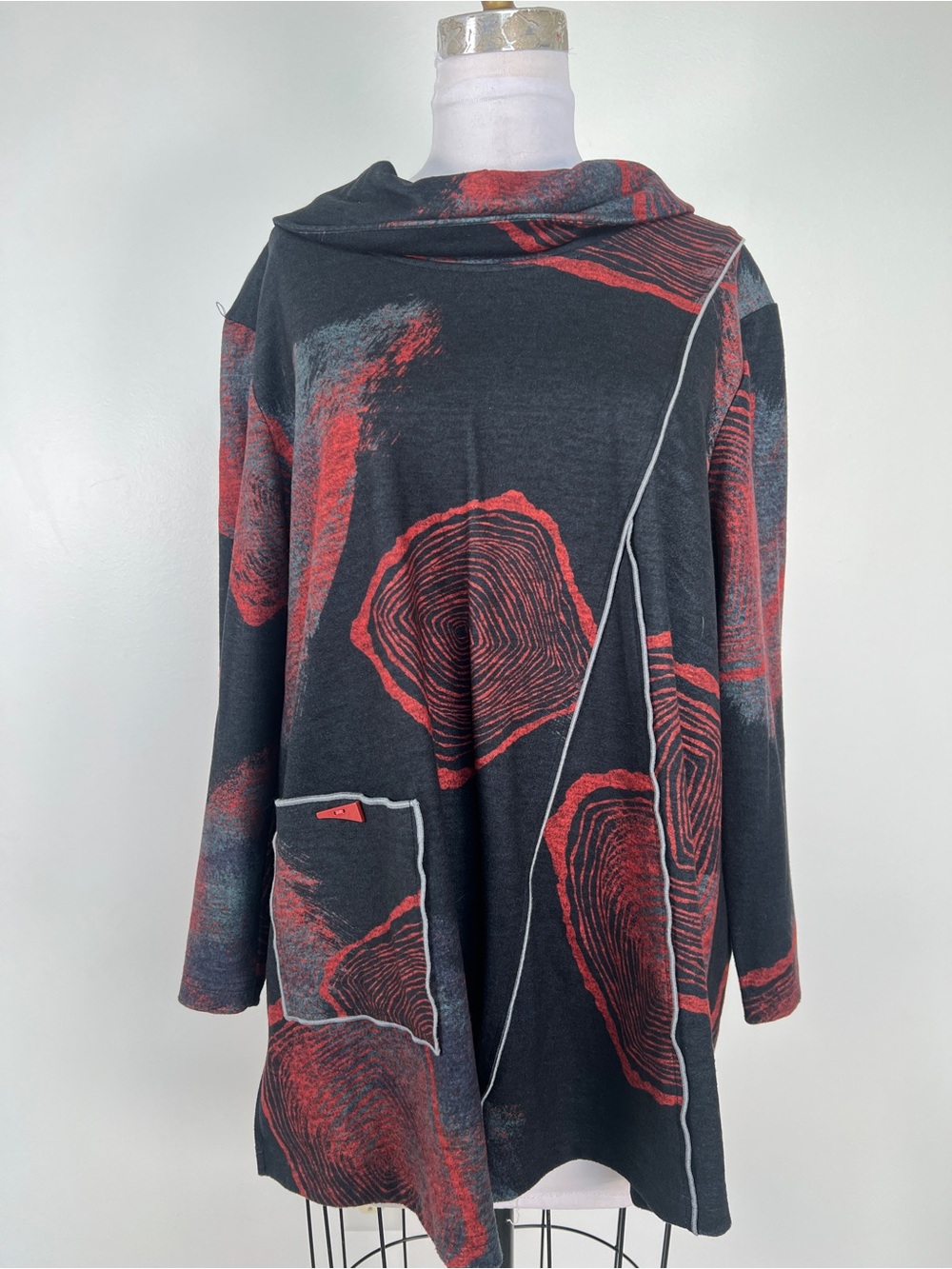 Ali Miles XL Women’s Black & Red Patterned Asymmetric Sweater Like NEW!